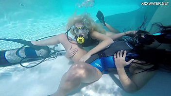 Play Vodichkina and Farkas underwater hot lesbians