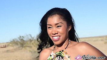 Play Interracial lesbian sex on the road side