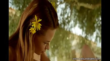 Play Natural Beauties Kissing Lesbians