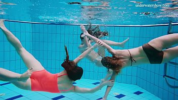 Play Hot underwater threesome