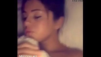 Play Selena Gomez 9 min video at Amateurindiantube.com